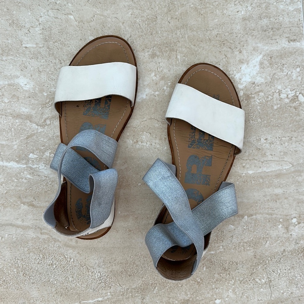 SOREL Ella Silver White Strappy Flat Sandals Elasticized Metallic Shoes Size 8.5 - Picture 1 of 3